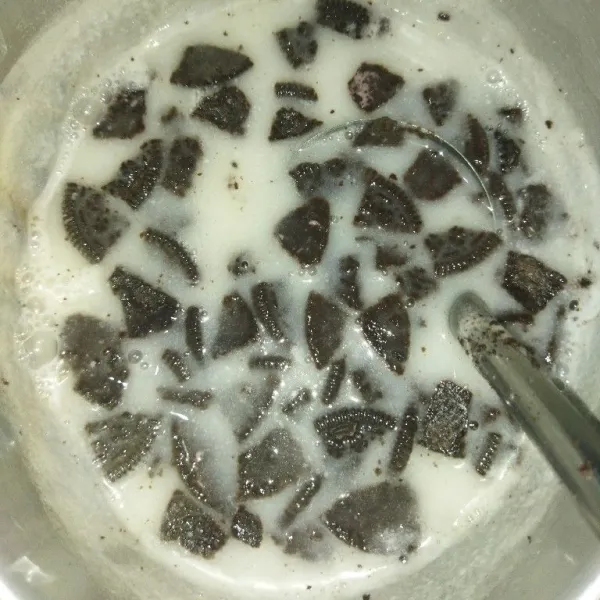Lapisan oreo : masak agar-agar, susu cair, dan gula merah hingga mendidih lalu angkat, kemudian aduk-aduk, lalu masukkan oreo yang sudah dihancurkan.
