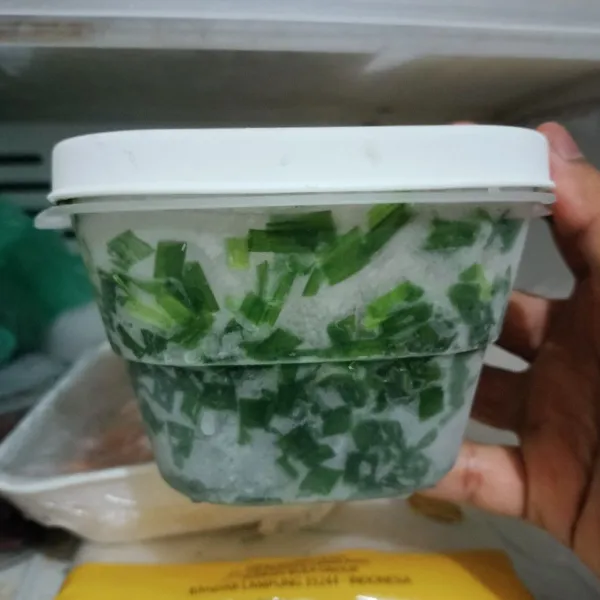 Lalu simpan daun bawang siap pakai dalam freezer.
