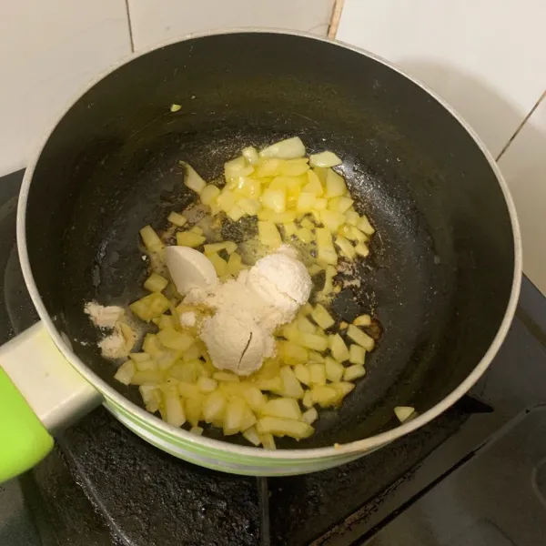 Tambahkan tepung terigu, aduk cepat.