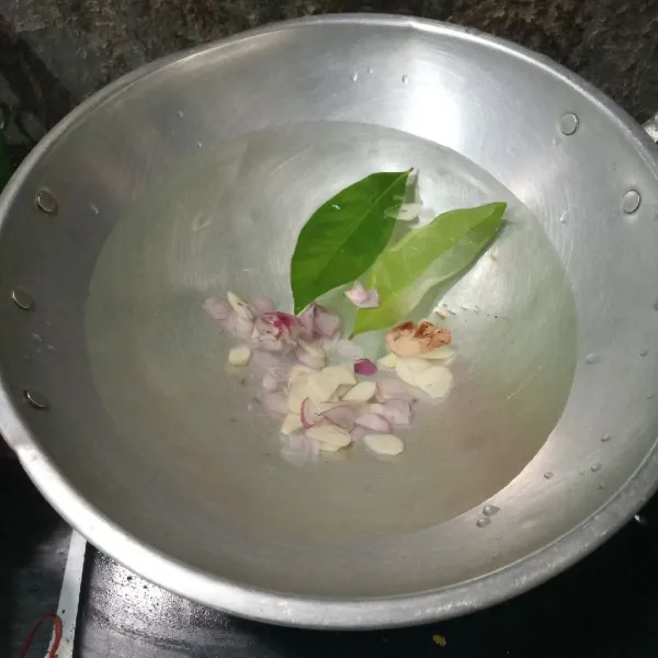 Didihkan air lalu masukkan bawang merah, bawang putih, daun salam dan lengkuas.