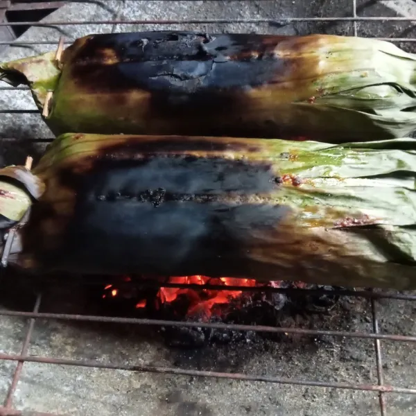Kemudian bakar diatas bara api sampai daun pisang sedikit gosong, angkat dan siap disajikan.