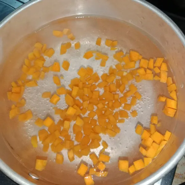 Didihkan air lalu rebus wortel kurang lebih 5 menit, tiriskan.