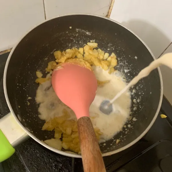 Tambahkan susu full cream, aduk hingga tepung tercampur rata. Biarkan susu hampir mendidih.