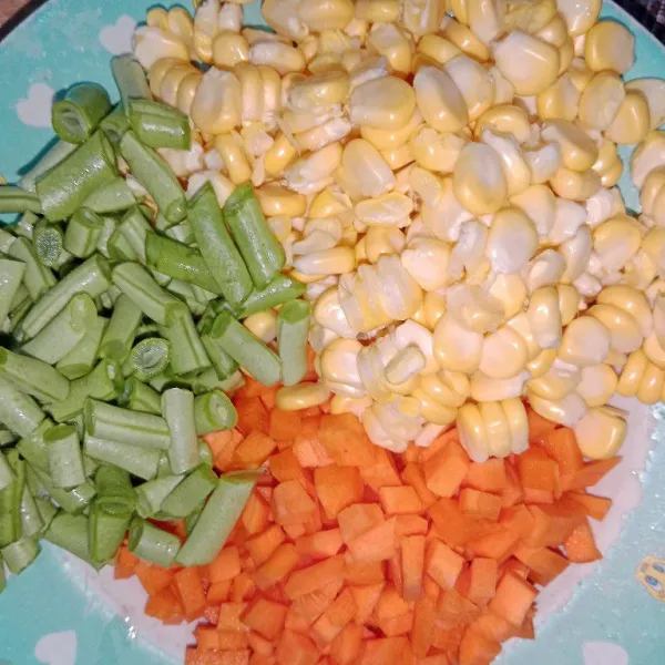Potong buncis, wortel dan pipil jagung