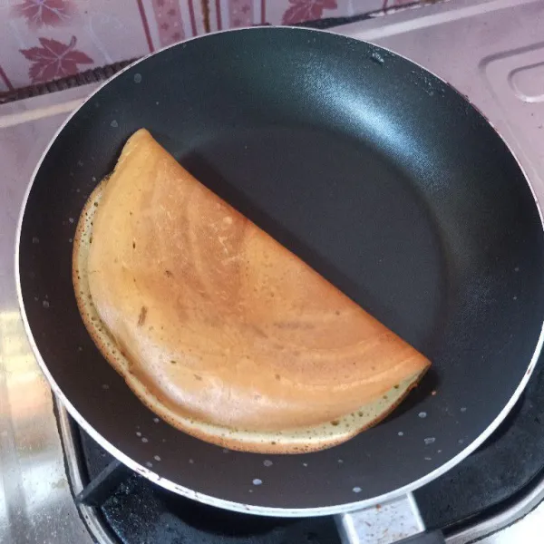 Selanjutnya lipat dan lakukan hingga semua adonan habis.