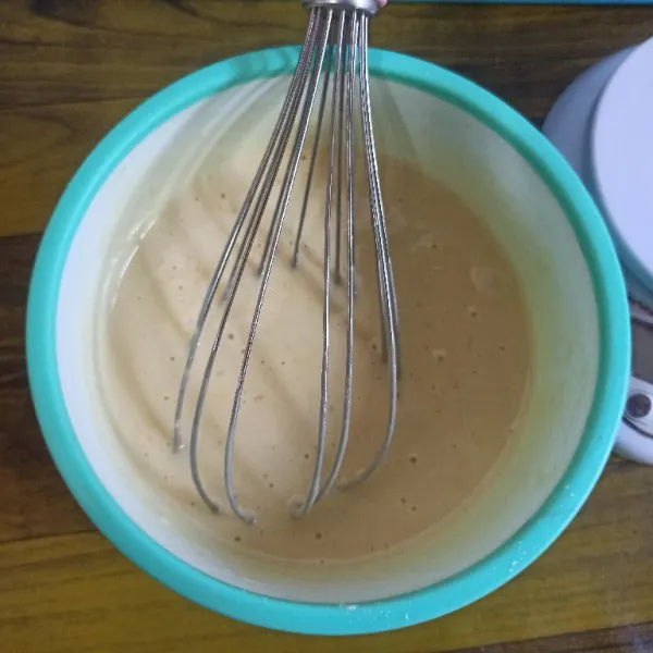 Tambahkan telur kemudian tuang susu cair, aduk hingga adonan tercampur rata dan tidak bergerindil.