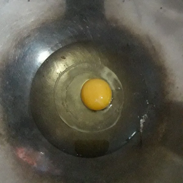 Panaskan minyak goreng, masukkan telur. Orak arik telur sampai matang.