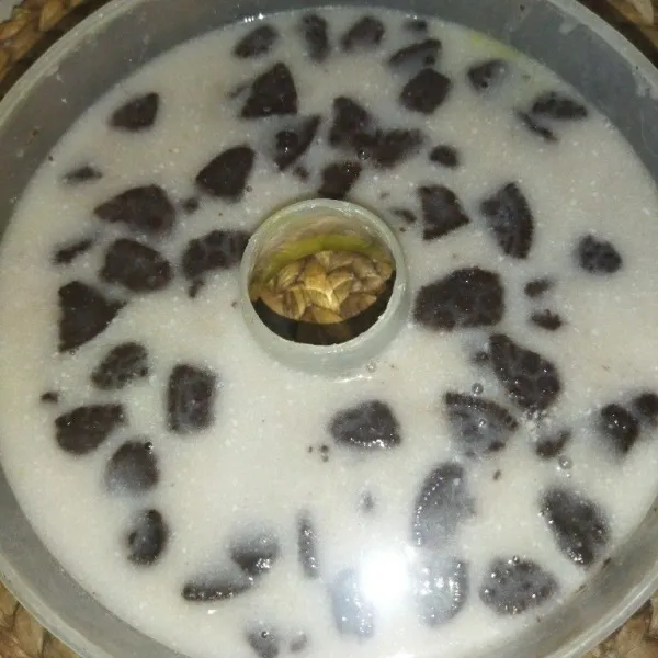 Lalu diamkan hingga bagian puding oreonya, agar mengeras bagian atasnya.