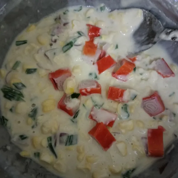 Tambahkan irisan crab stik.