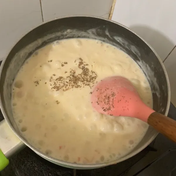 Tambahkan parsley atau oregano kering secukupnya. Koreksi rasa. Cream soup ala KFC siap disajikan.