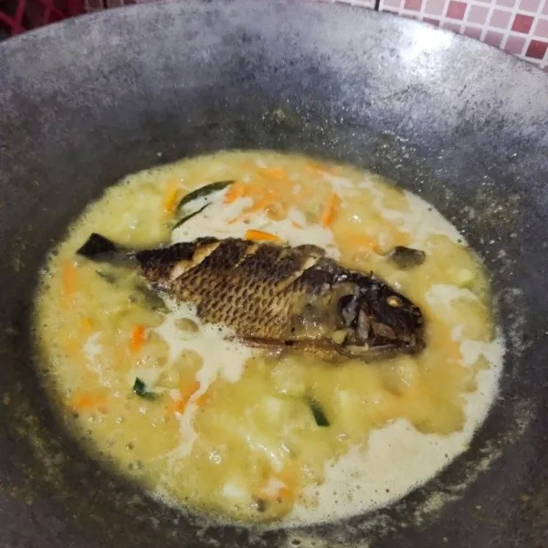 Masukkan ikan, masak hingga sayur matang dan air agak menyusut. Jika sudah matang siap disajikan.