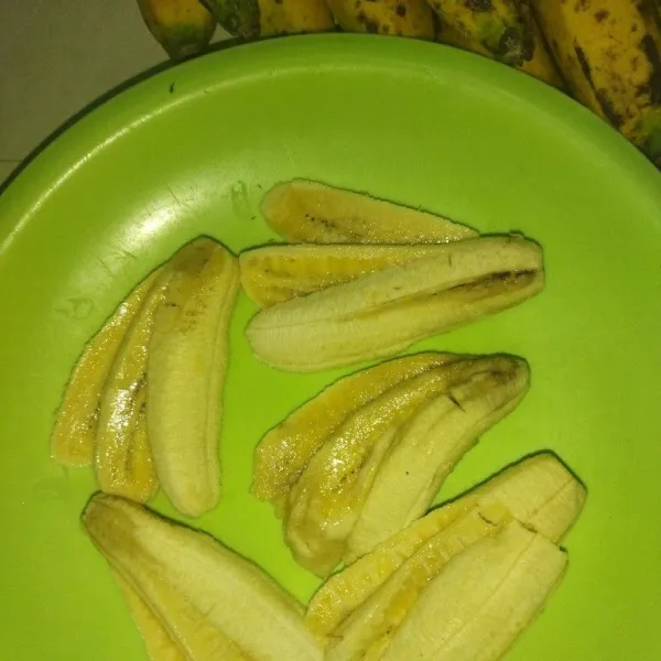 Siapkan pisang, potong pisang bagi menjadi 3 atau 4 potong tapi tidak sampai terputus menyerupai kipas.