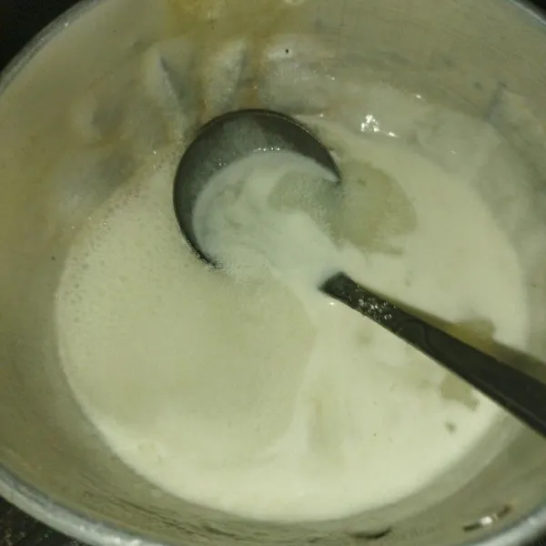 Lalu masak agar-agar, gula pasir, dan sisa susu sebanyak 250 ml, masak hingga mendidih lalu angkat.