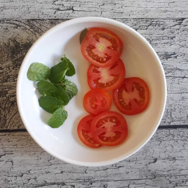 Cuci bersih tomat dan mint. Potong tipis-tipis tomat.