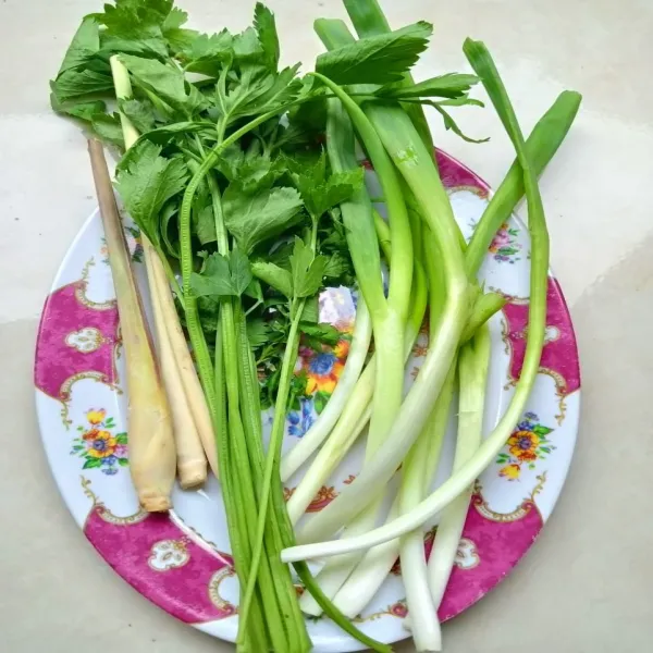 Siapkan daun bawang, seledry, dan sere