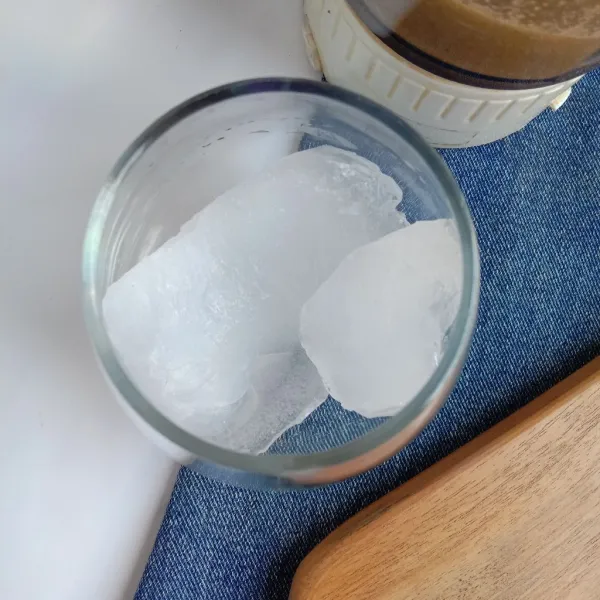 Siapkan gelas saji, beri es batu secukupnya. Tuang smoothies ke dalam gelas.