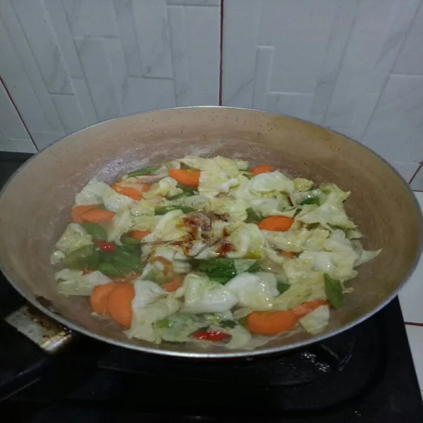 Beri garam, kaldu bubuk,  garam dan saos tiram, masak sampai sayur matang. Koreksi rasa.