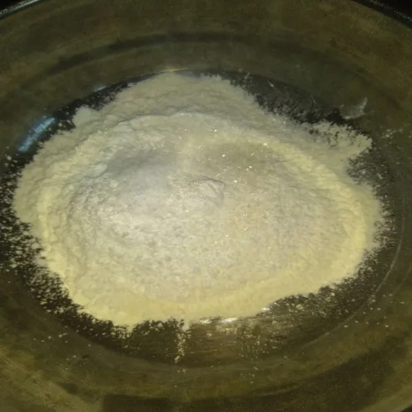 Campur tepung terigu, tepung beras, vanilli bubuk, garam dan gula pasir jadi satu.