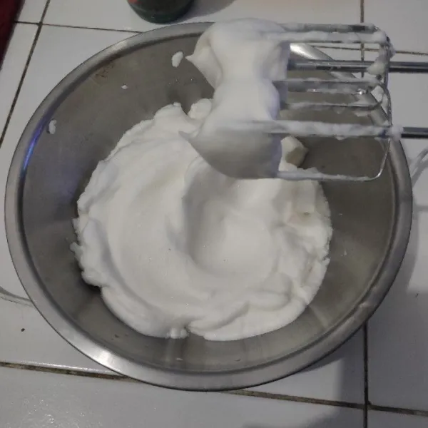Campur putih telur dengan lada bubuk dan kaldu bubuk lalu mixer hingga mengembang putih dan berjambul.