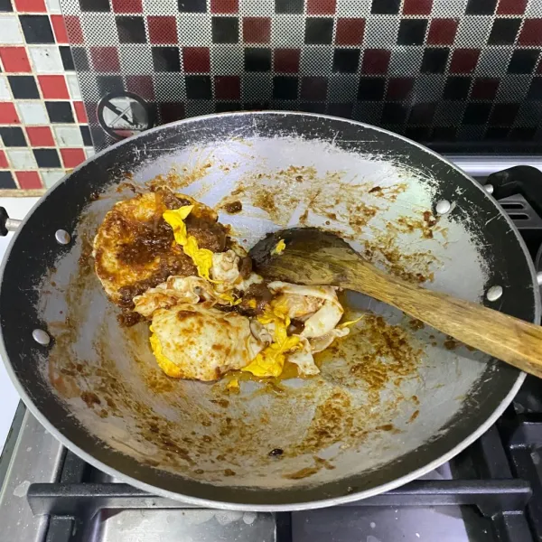 Setelah bumbu rata semua, angkat dan siap sajikan dengan taburan irisan bawang goreng dan seledri.
