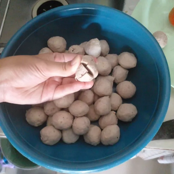 Iris bakso agar bentuk semakin ciamik.