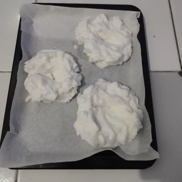 Siapkan loyang yg sudah di alas baking paper, letakkan putih telur bentuk seperti awan.
