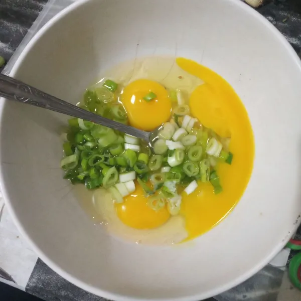 Kocok telur, daun bawang dan garam.