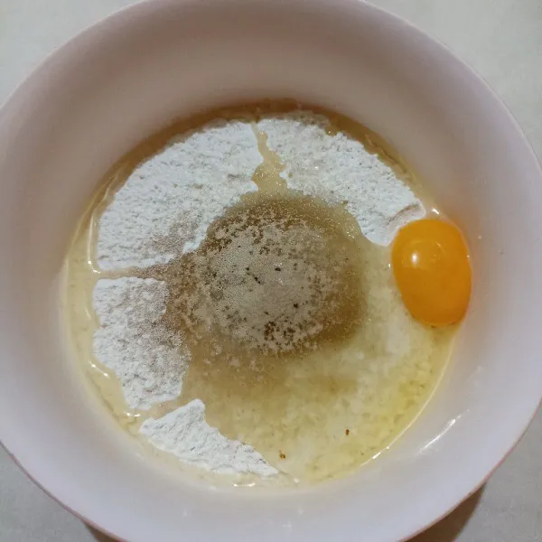 Campur dalam wadah tepung, gula, kentang, ragi dan telur, aduk merata.Tuang air hangatnya sedikit demi sedikit. Uleni sampai setengah kalis.