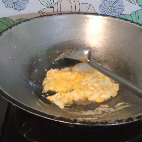 Ceplok telur kemudian bikin orak-arik.