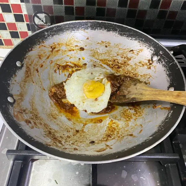 Masukkan telur yang sudah di ceplok satu persatu.