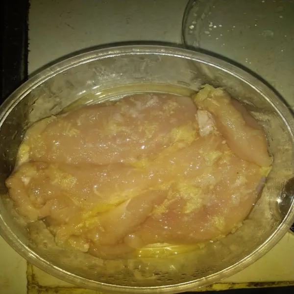 Baluri dada ayam dengan bawang putih yang sudah di parut, garam dan kaldu jamur. Marinasi sekitar 30 menit.
