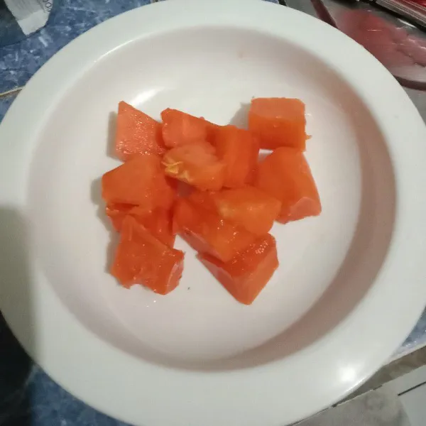 Siapkan buah pepaya.