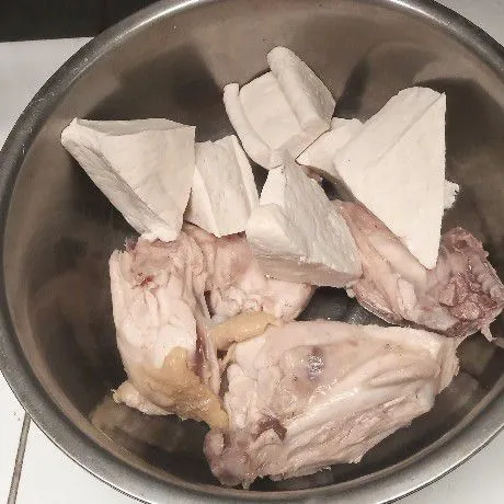 Siapkan ayam rebus dan tahu putih.