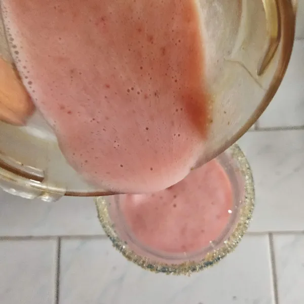 Blender hingga halus dan tuang kedalam gelas. Sajikan dengan hiasan strawberry segar.