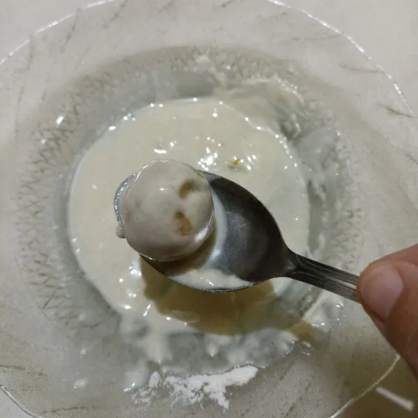Celupkan bulatan adonan ke dalam larutan tepung merata.