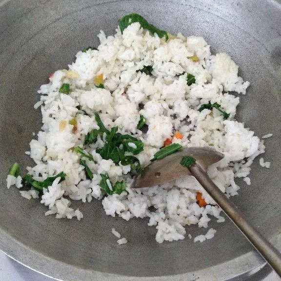 Tambahkan nasi putih lalu aduk hingga tercampur