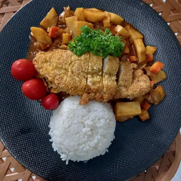 Sajikan ayam katsu dengan nasi hangat dan kuah rendang