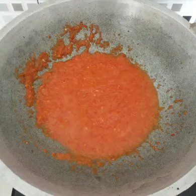 Tumis menggunakan wajan hingga tercium aroma wanginya.