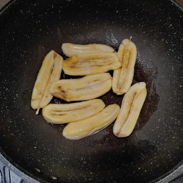 Panaskan margarin lalu panggang pisang sebentar hingga berubah sedikit layu. Angkat dan tiriskan.