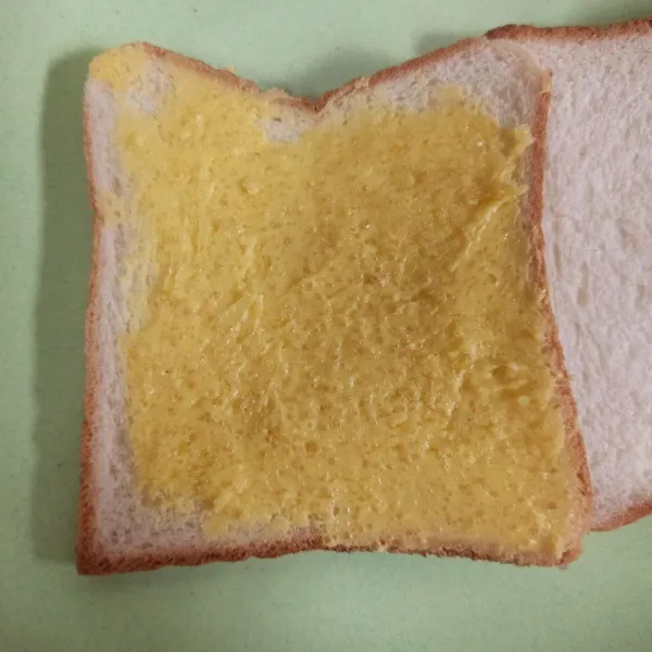 Ambil satu lembar roti tawar olesi dengan margarin.
