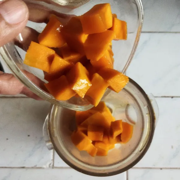 Potong-potong buah mangga, bekukan dalam freezer.