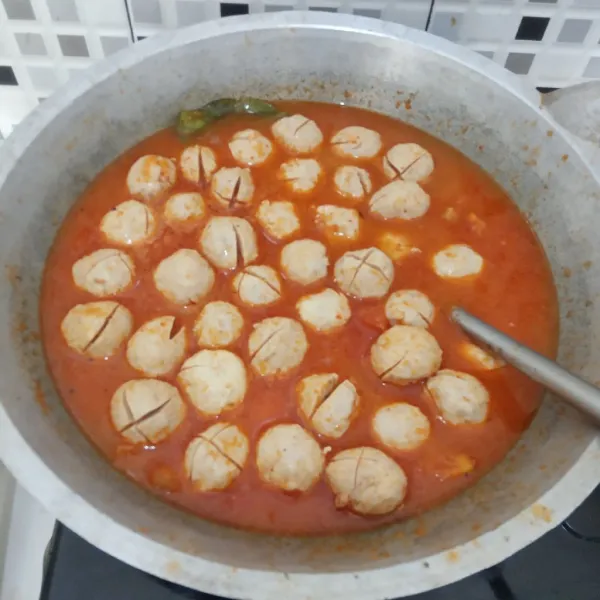 Masukkan pentol dan masak hingga matang.