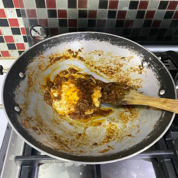 Aduk rata hingga terlumuri bumbu.