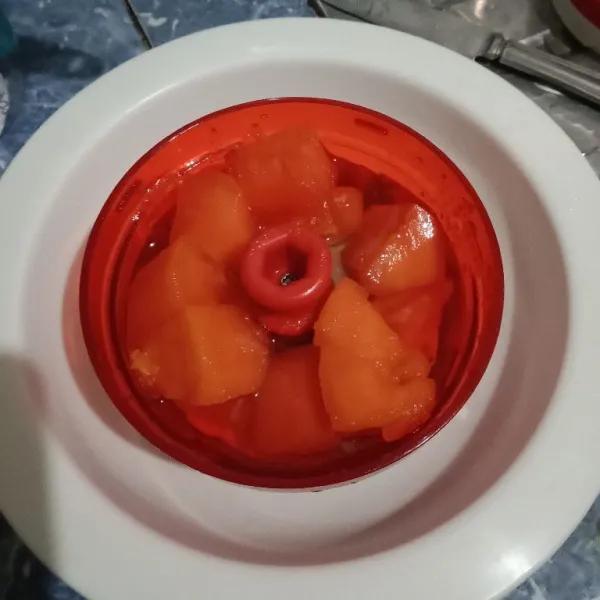 Masukkan pepaya dan air es dalam blender.