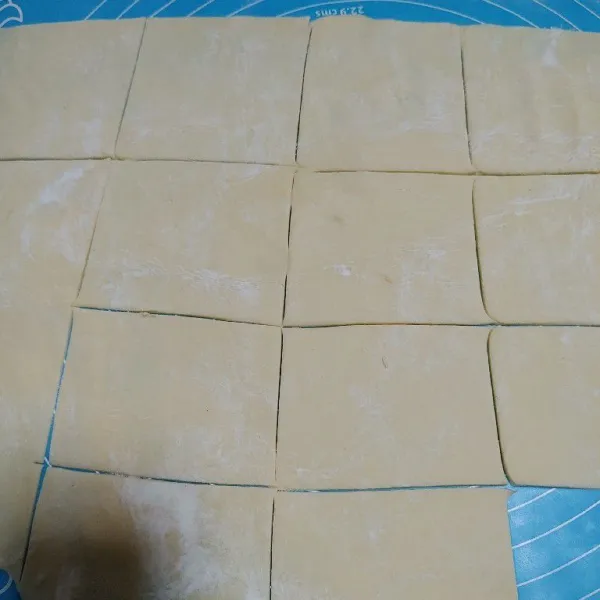 Siapkan kulit pastry, gilas tipis lalu potong-potong kecil sama rata.