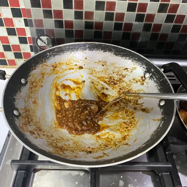 Tumis bawang dan jahe hingga jarum, lalu masukkan semua bumbu-bumbu nya dan aduk rata.