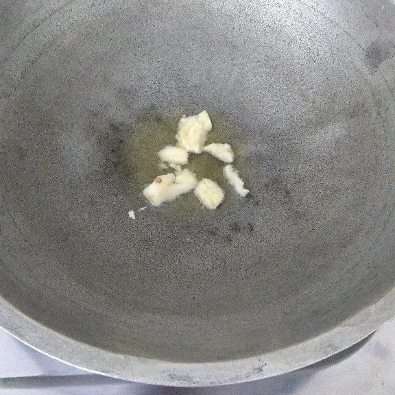 Tumis bawang putih cincang dan minyak wijen hingga aromanya harum (gunakan api kompor besar).