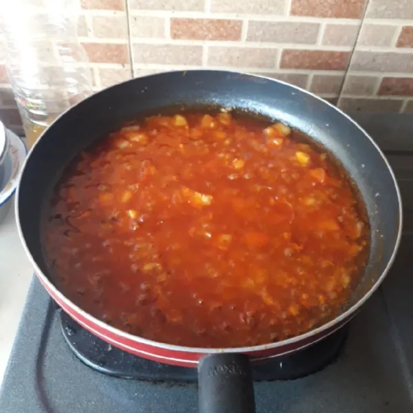Masukkan tomat, masak hingga layu. Tambahkan air, garam, gula, merica, oregano, dan saus, masak hingga setengah mengental.