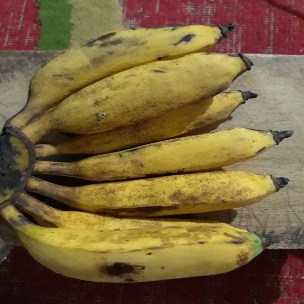 Siapkan juga pisang. Kupas pisang.