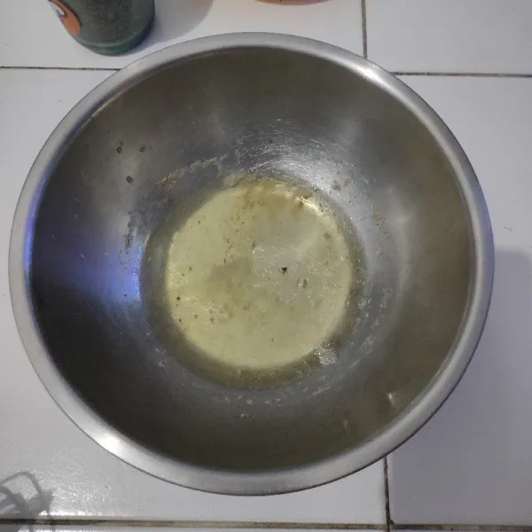 Pisahkan putih dan kuning telur, untuk kuning telur tetap letakkan dalam cangkang telur.